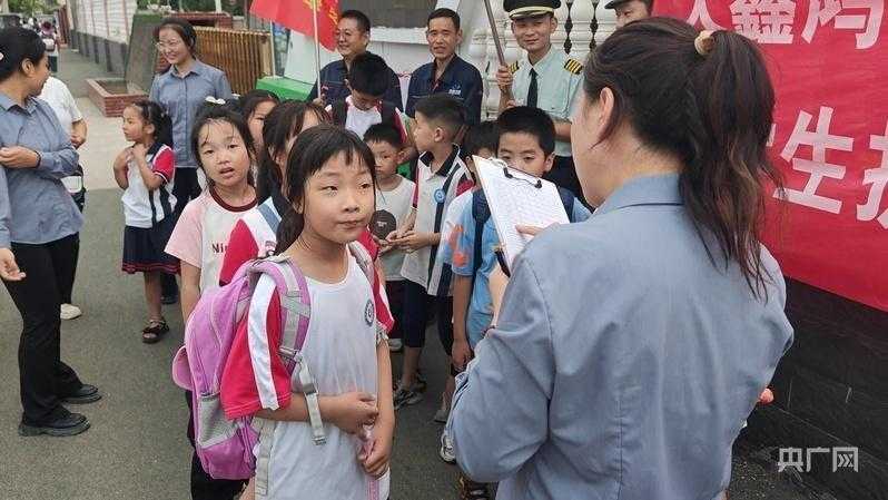 社区温度在此升腾;物业五年坚守,接娃之外更多温暖。 房产家居 社区温度在此升腾;物业五年坚守,接娃之外更多温暖。 房产家居