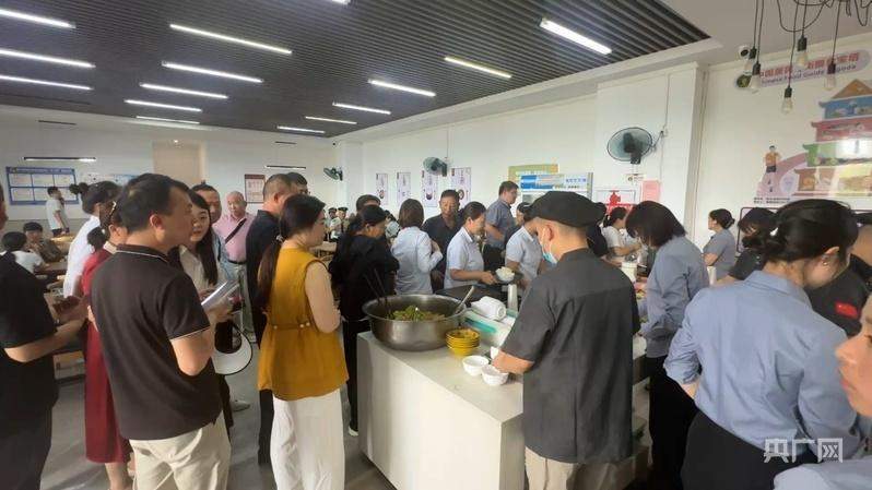 社区温度在此升腾;物业五年坚守,接娃之外更多温暖。 房产家居 社区温度在此升腾;物业五年坚守,接娃之外更多温暖。 房产家居