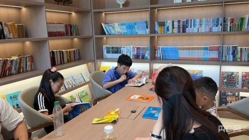 社区温度在此升腾;物业五年坚守,接娃之外更多温暖。 房产家居 社区温度在此升腾;物业五年坚守,接娃之外更多温暖。 房产家居