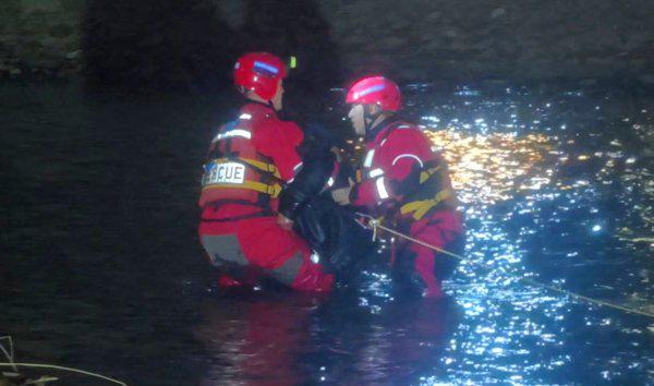  60米冰冷河水，60分钟生死营救：那个差点被淤泥吞噬的夜晚 新闻