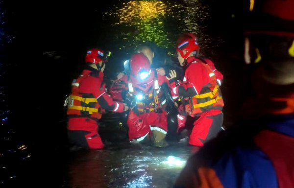  60米冰冷河水，60分钟生死营救：那个差点被淤泥吞噬的夜晚 新闻