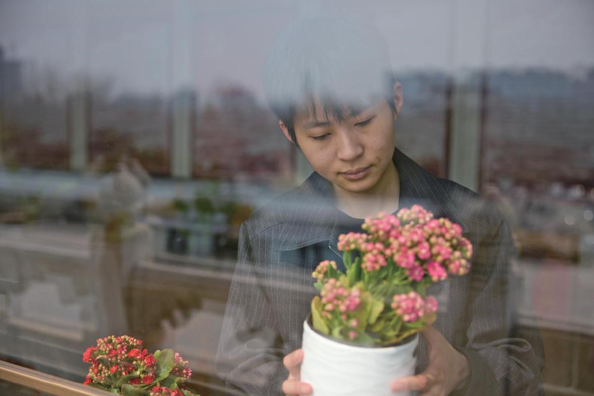  在所有人避之不及的地方，她们选择了坚守：五位女孩与生死之间的和解 情感心理