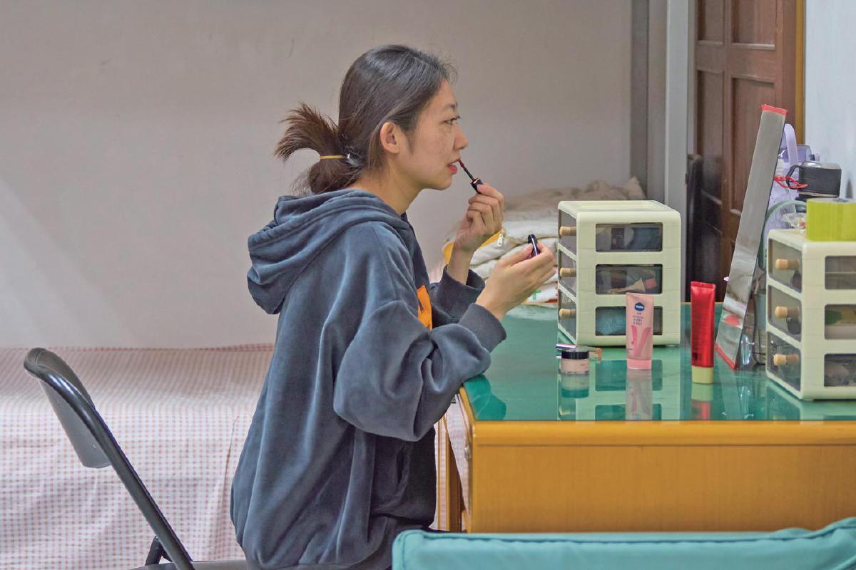  在所有人避之不及的地方，她们选择了坚守：五位女孩与生死之间的和解 情感心理