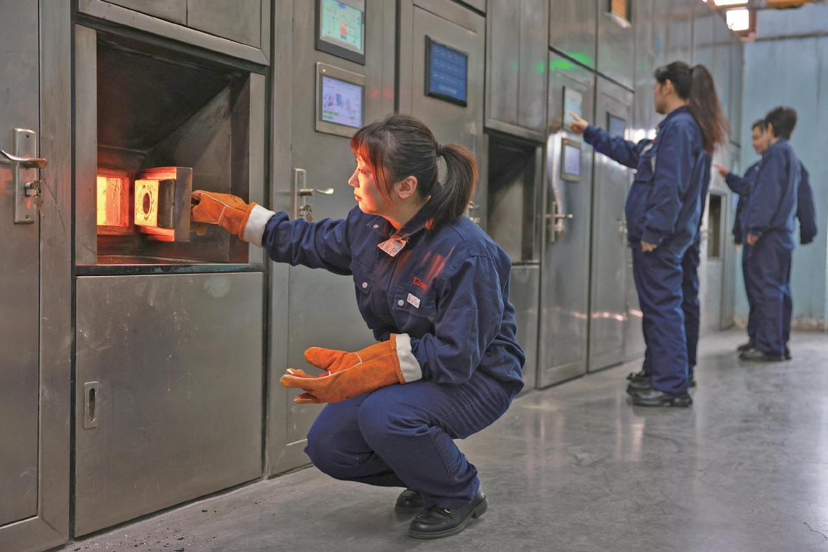  在所有人避之不及的地方，她们选择了坚守：五位女孩与生死之间的和解 情感心理