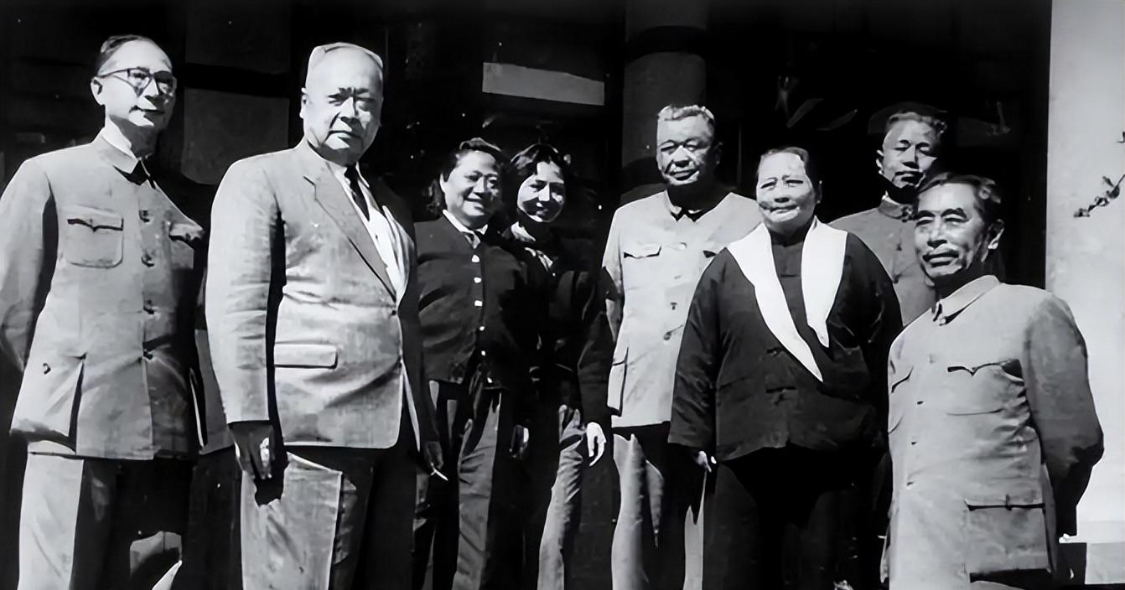  1952年教育特权风暴：毛主席拍桌子背后的制度破局与历史镜鉴 新闻